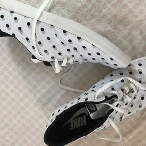 NIKE WOMENS CANVAS SHOE NEVER WORN
